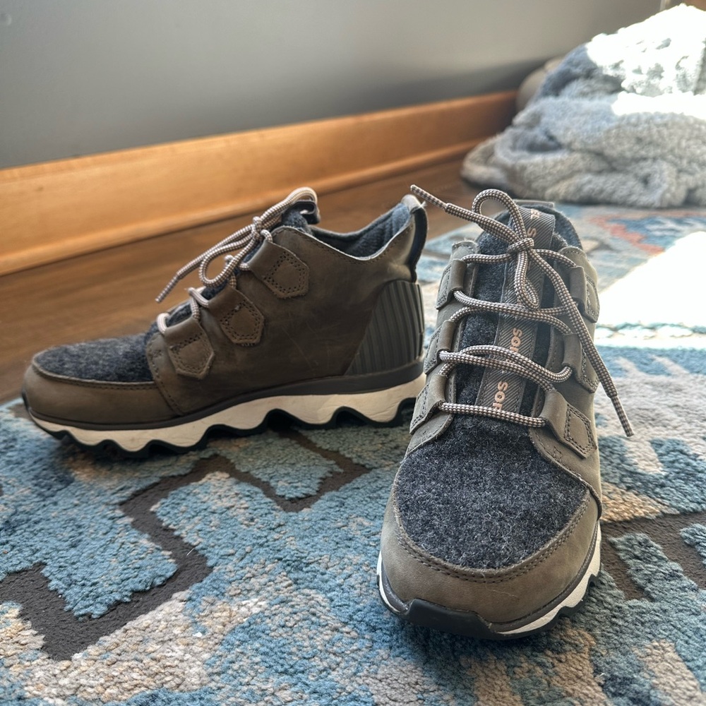 Sorel kinetic caribou boot. Size 6.5. Colors green and gray.